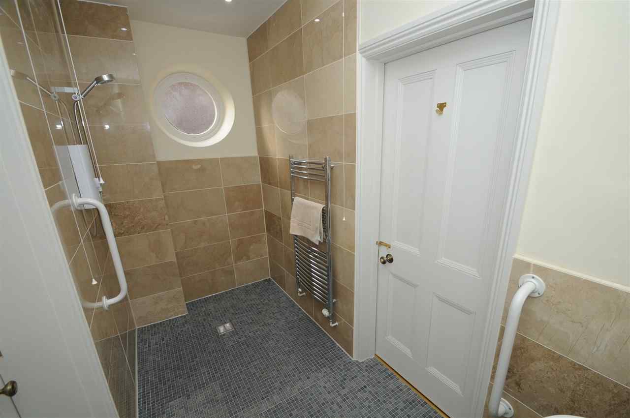 resized-2349823-Quay House Ground foor double bedroom En-suite.jpg